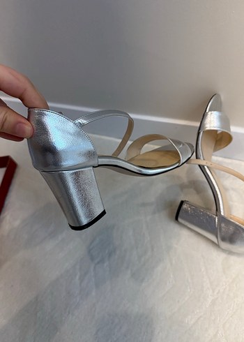 Gri Metalik Tokalı Blok Topuk Abiye Ayakkabı - Görsel 4