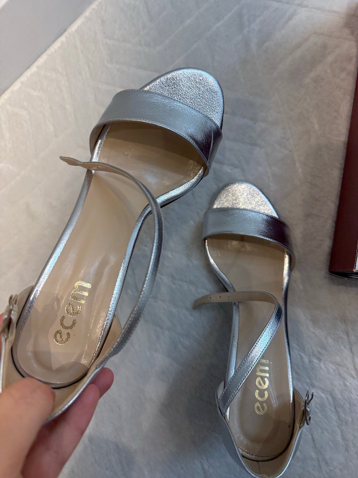 Gri Metalik Tokalı Blok Topuk Abiye Ayakkabı - Görsel 2