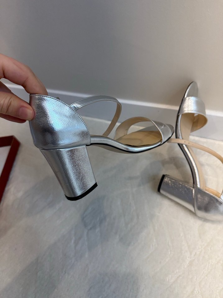 Gri Metalik Tokalı Blok Topuk Abiye Ayakkabı - Görsel 4