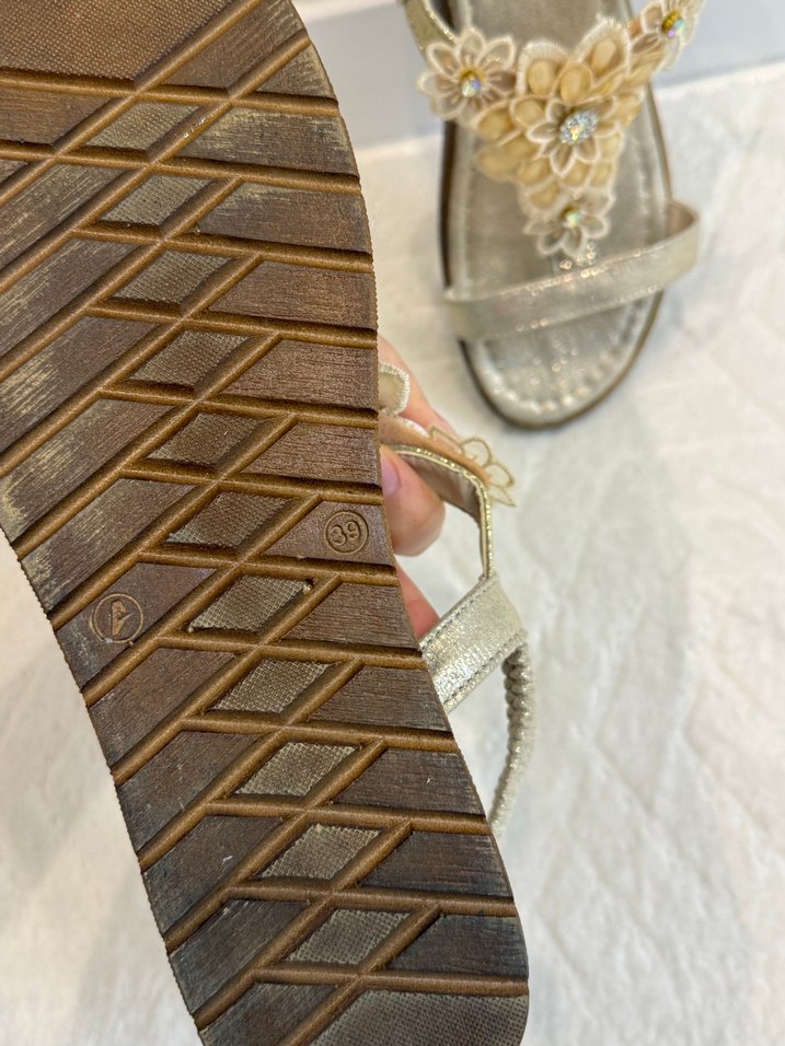 Çiçekli Payetli Kadın Dolgu Topuk Sandalet - Görsel 3