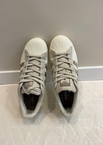 Yılan Desenli Gri Bağcıklı Kadın Spor Ayakkabı - Görsel 4