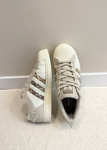 Yılan Desenli Gri Bağcıklı Kadın Spor Ayakkabı - Görsel 2