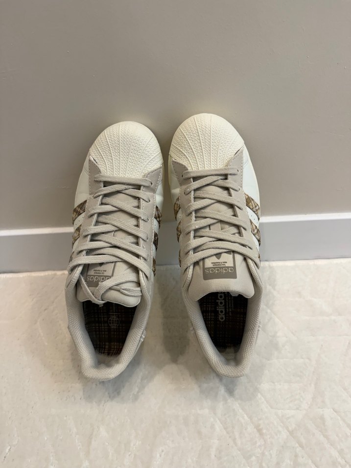 Yılan Desenli Gri Bağcıklı Kadın Spor Ayakkabı - Görsel 4