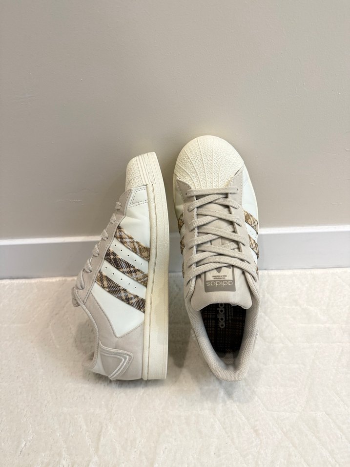 Yılan Desenli Gri Bağcıklı Kadın Spor Ayakkabı - Görsel 2