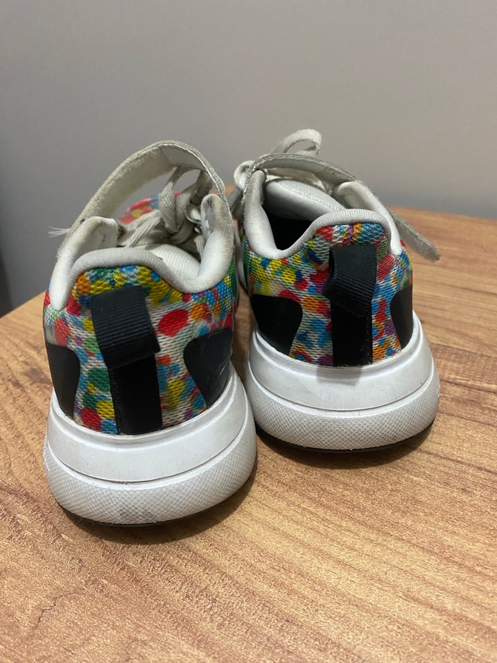 Adidas kız çocuk ayakkabısı 31/5 numaradır - Görsel 3