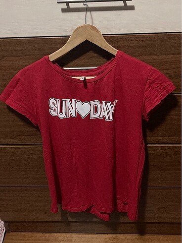 Kırmızı sunday yazılı tişört