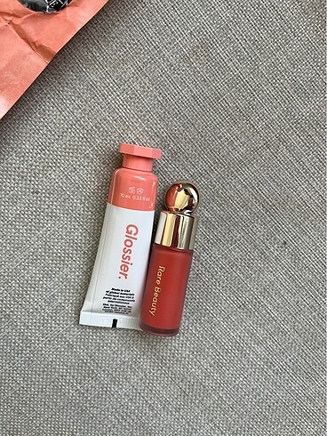 Rare Glossier ve rare beauty likit allık