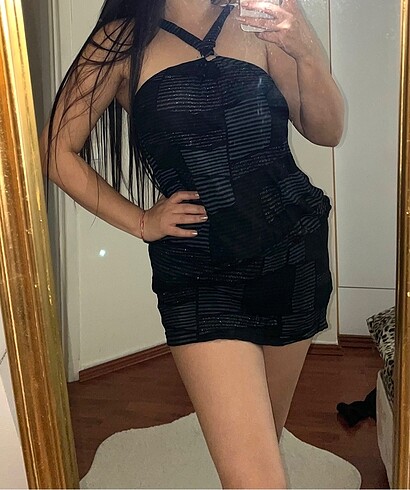 Siyah askılı elbise