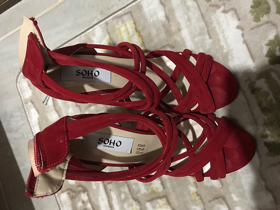 Kırmızı ince topuk ayakkabı