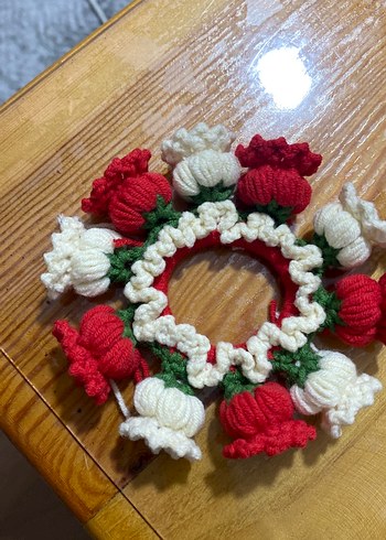 Kırmızı ve Beyaz Örgü küpe çiçekli topuz tokası - Görsel 2