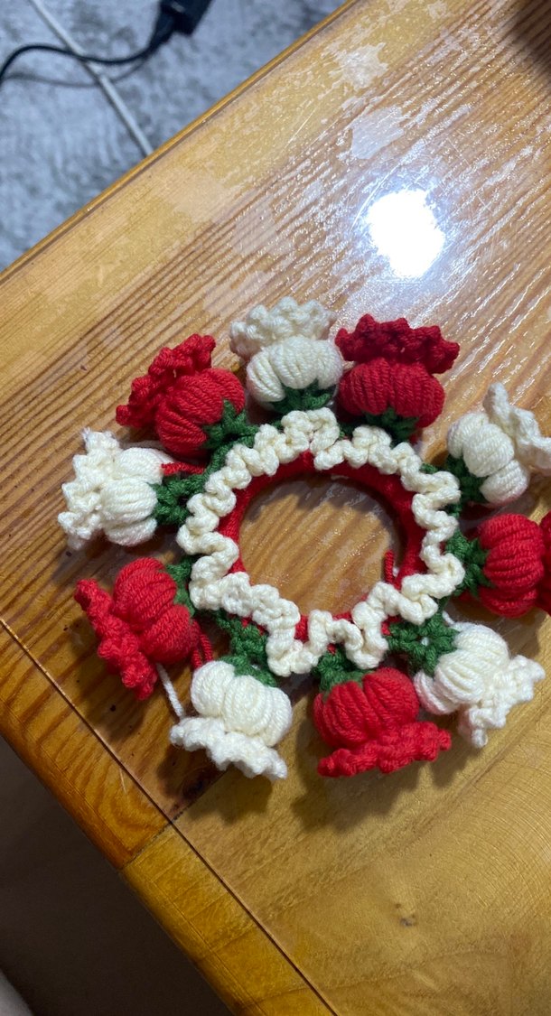 Kırmızı ve Beyaz Örgü küpe çiçekli topuz tokası - Görsel 2