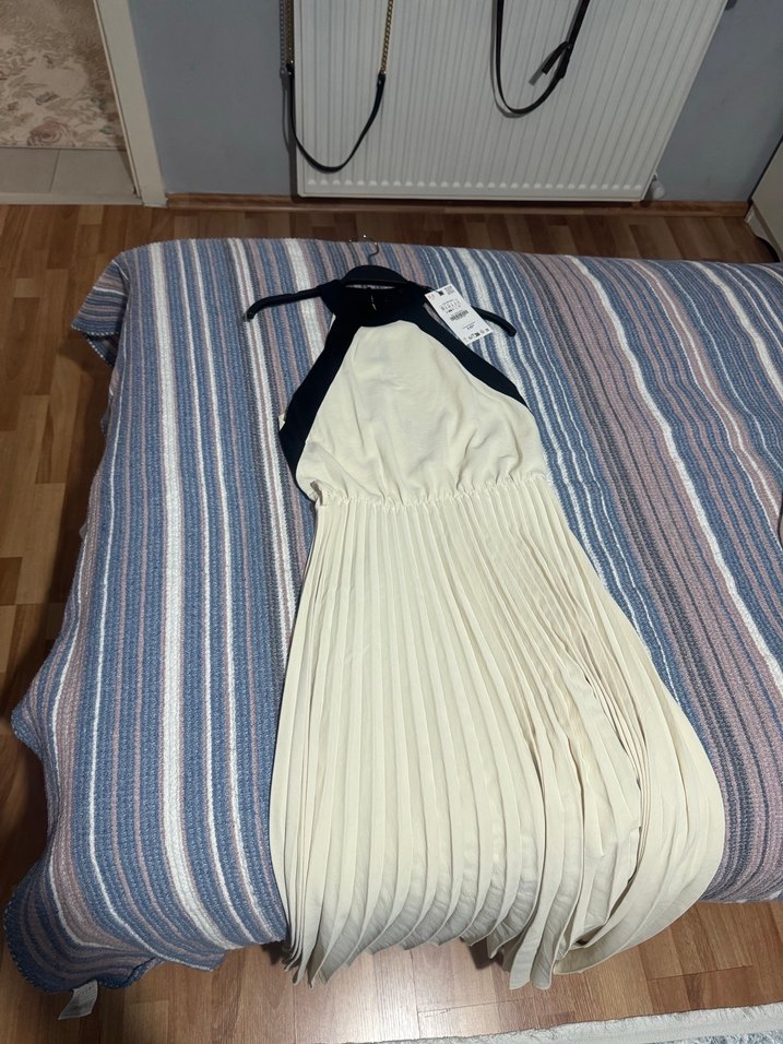 Beyaz Pilili Uzun Askılı Elbise - Görsel 2