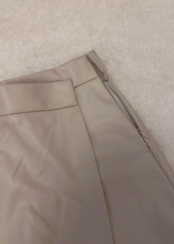 Bej Mini Deri Görünümlü Şort - Görsel 2