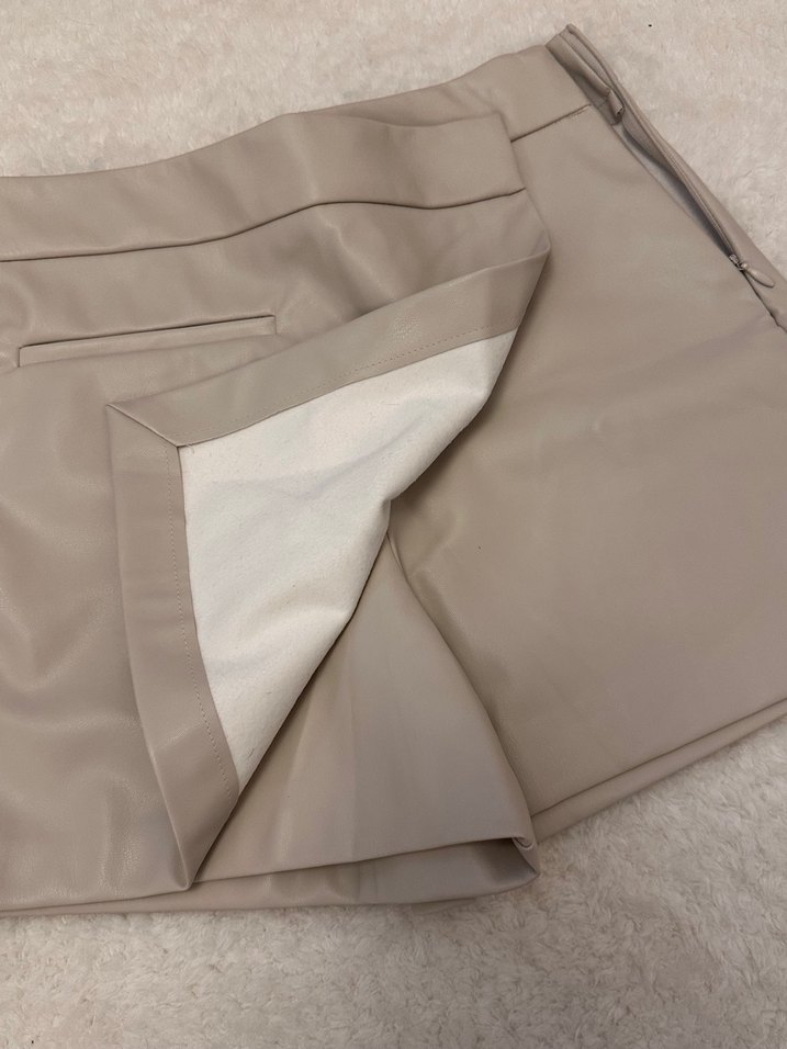 Bej Mini Deri Görünümlü Şort - Görsel 3