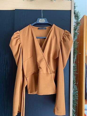 Beli kuşaklı omuz detaylı bluz