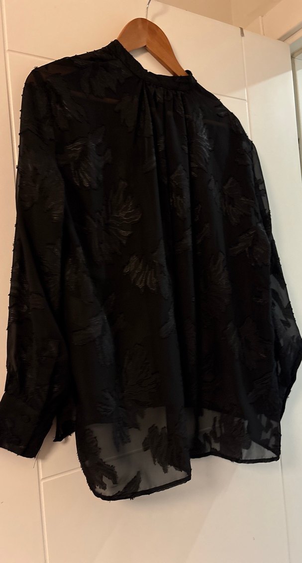 Nakışlı Siyah Gotik Yüksek Yakalı Bluz - Görsel 3