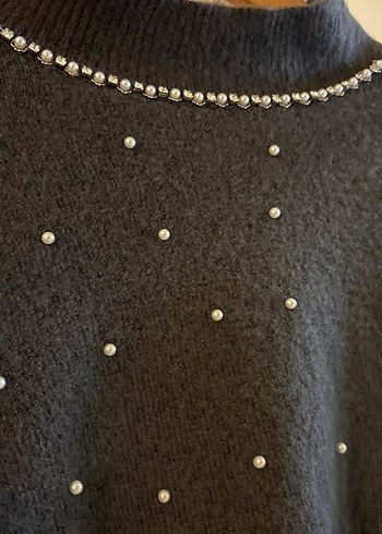 İnci İşlemeli Gri Yüksek Yakalı Triko Kazak - Görsel 2