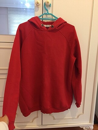 Kırmızı kapşonlu sweat shirt
