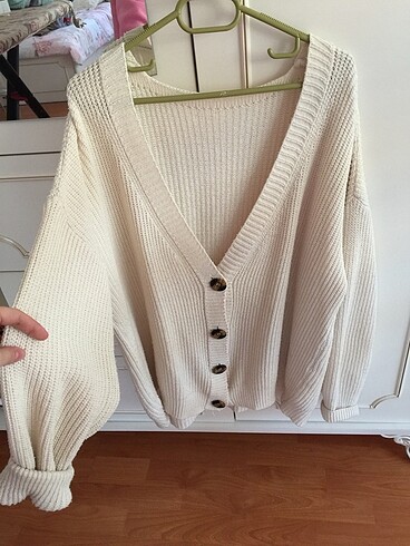 Krem düğmeli oversize hırka