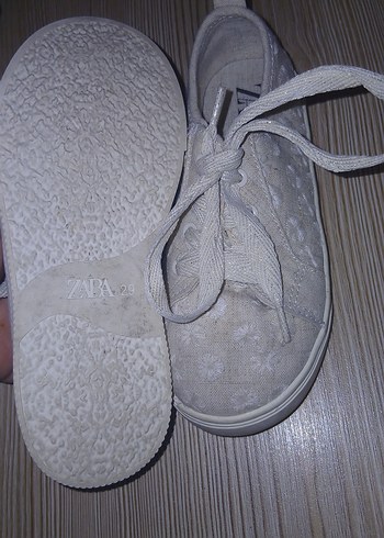 Zara 29 numara Kız Çocuk Beyaz Nakışlı Sneakers