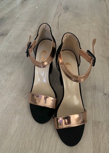 Parlak Altın Renkli Yılan Desenli İnce Topuklu - Görsel 3