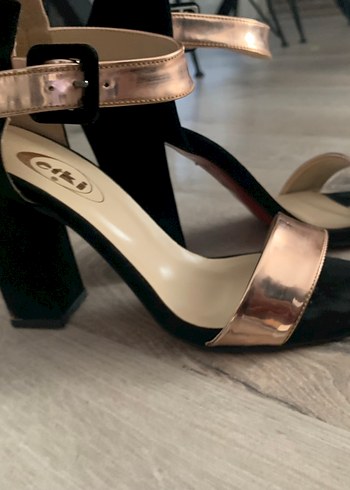 Parlak Altın Renkli Yılan Desenli İnce Topuklu - Görsel 2