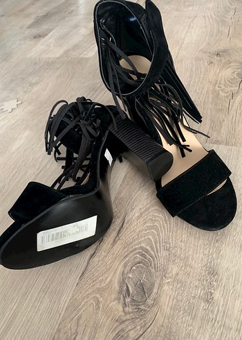 Siyah Süet Püsküllü Kalın Topuklu Kadın Ayakkabı - Görsel 3