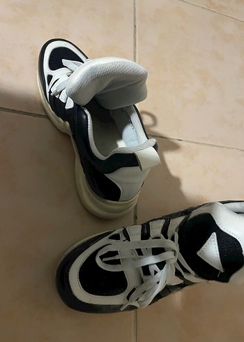 Kadın Beyaz Siyah Bağcıklı Dolgu Topuk Spor Ayakkabı - Görsel 3