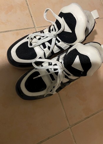 Kadın Beyaz Siyah Bağcıklı Dolgu Topuk Spor Ayakkabı - Görsel 2