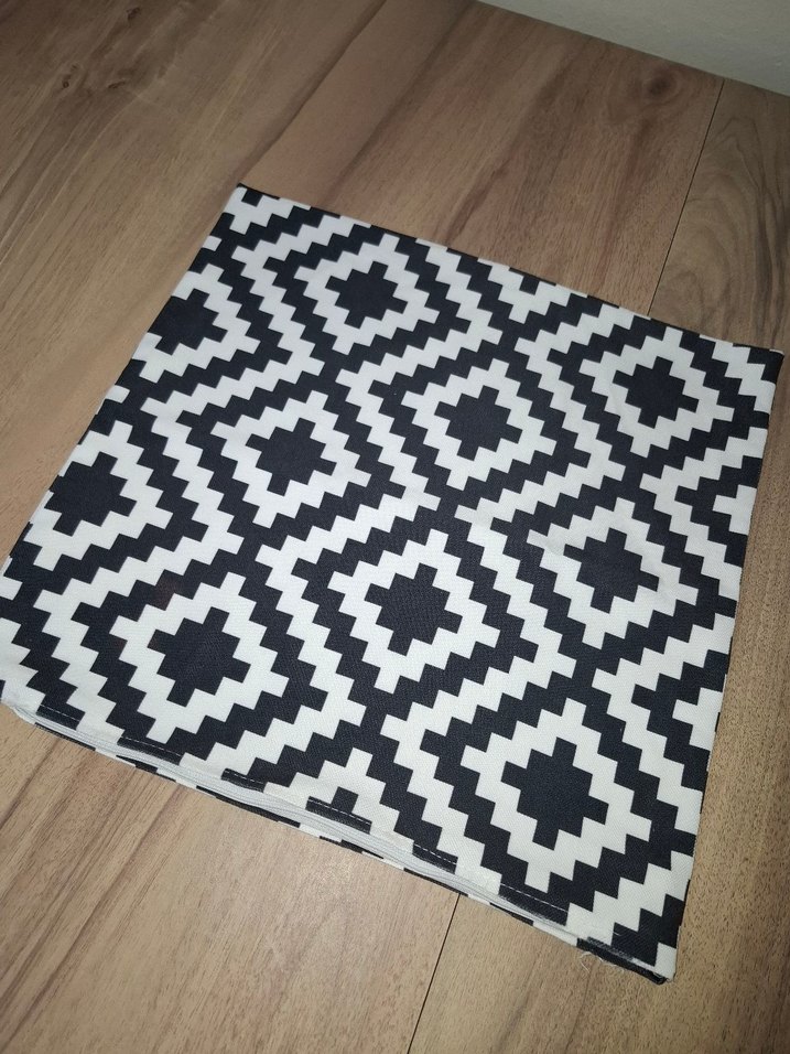 Gri Desenli Kare Yastık Kılıfı - Görsel 2