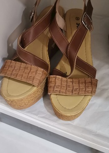 Kahverengi Deri Dolgu Topuklu Kadın Sandalet