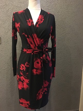 Diğer Siyah kırmızı çiçekli beli kuşalı kruvaze yaka elbise