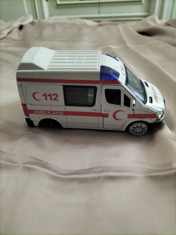 Beyaz Ambulans Oyuncak Araba - Görsel 2
