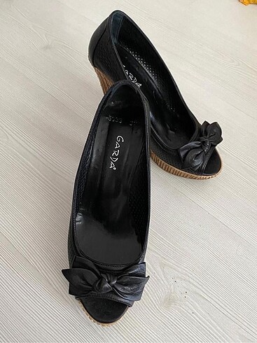 Siyah Fiyonklu Topuklu Ayakkabı