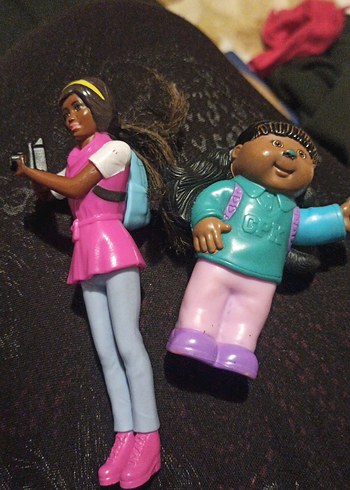 Pembe Elbiseli ve Mavi Kıyafetli Bebekler - Görsel 2