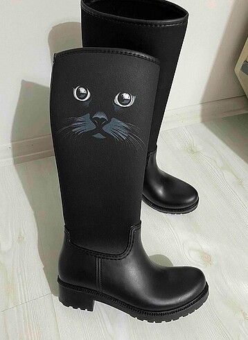 Kedi desenli yağmur çizmesi