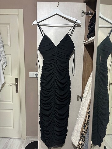 Zara Siyah Askılı Elbise