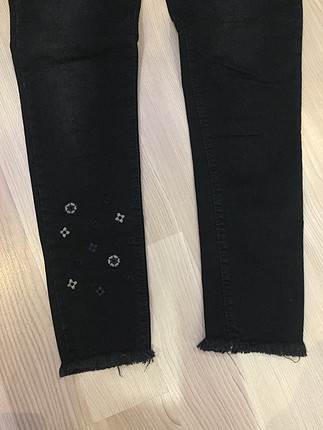 31 Beden siyah Renk Çiçek detaylı kot pantolon