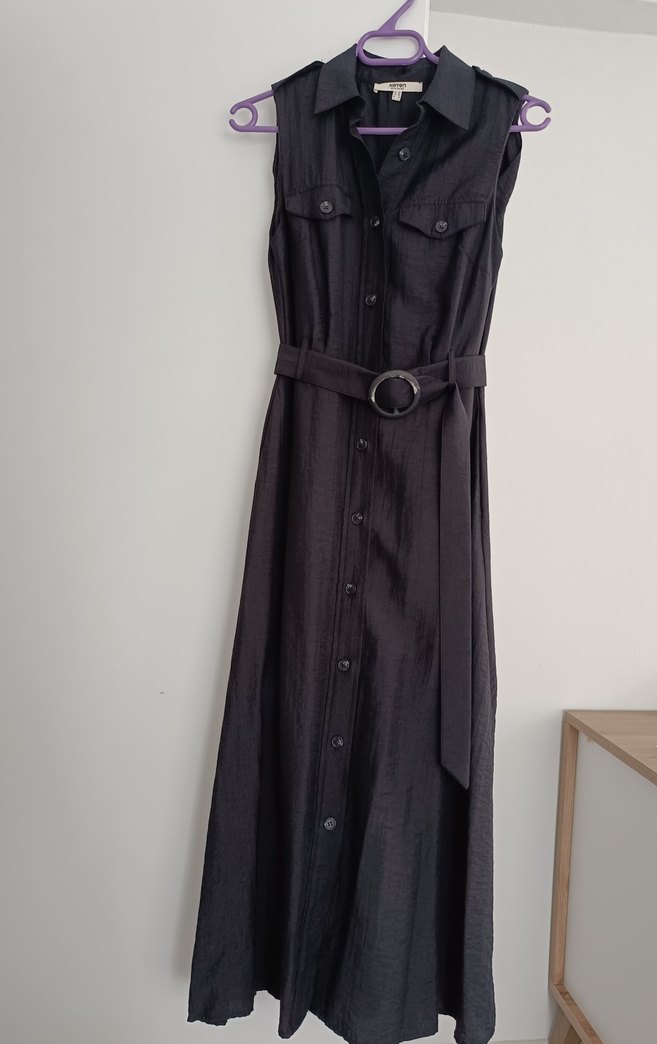 Siyah Kemerli Uzun Kolsuz Elbise - Görsel 2