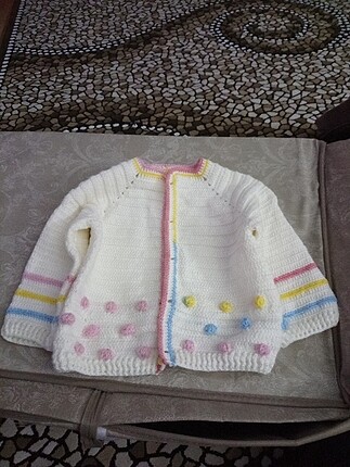 El örgüsü bebek hırkası