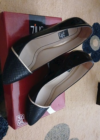 Siyah Yılan Desenli Tokalı Stiletto