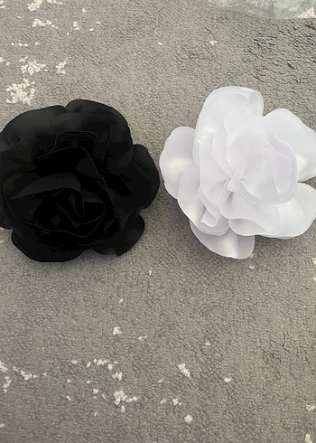 Beyaz ve siyah Fırfırlı Kumaş Çiçek Broş - Görsel 4