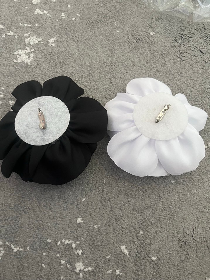 Beyaz ve siyah Fırfırlı Kumaş Çiçek Broş - Görsel 5