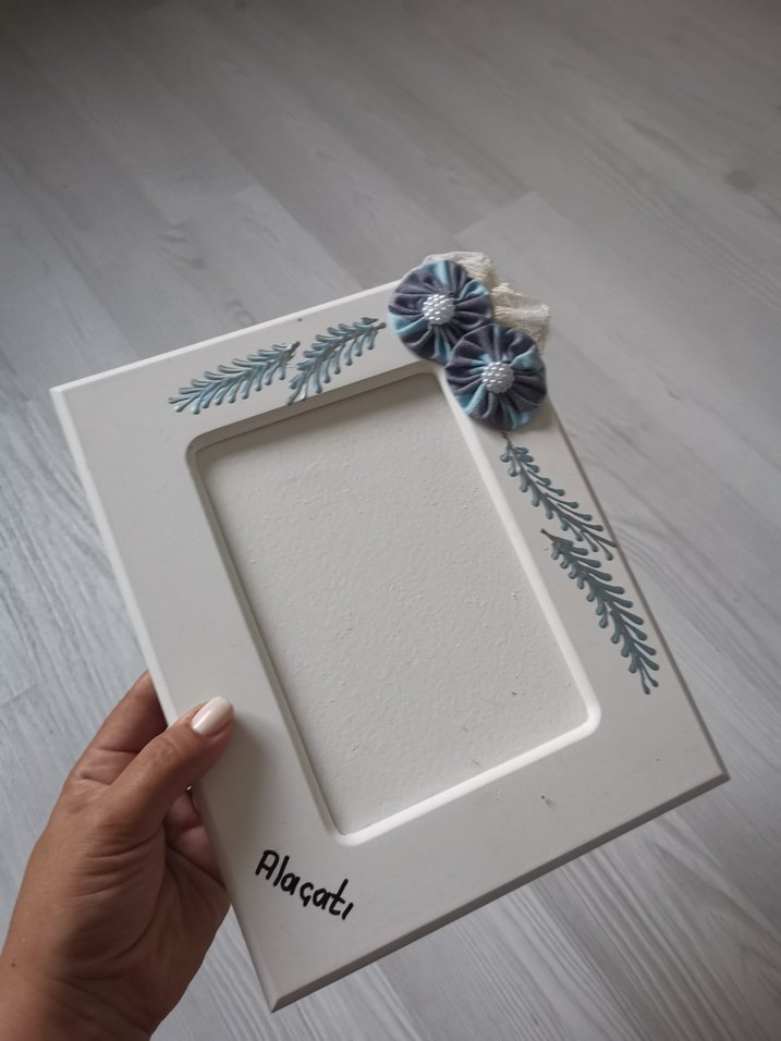 Gri Detaylı Beyaz Çerçeve - Görsel 2