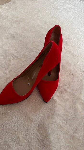 Kırmızı stiletto
