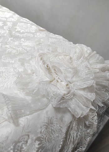 İşlemeli Beyaz Parlak Yatak Örtüsü - Görsel 4