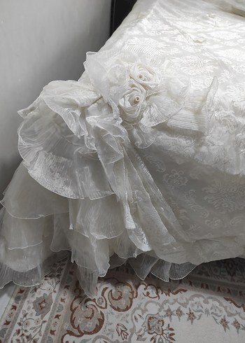 İşlemeli Beyaz Parlak Yatak Örtüsü - Görsel 3