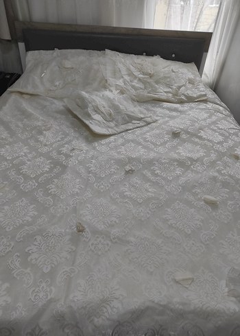 İşlemeli Beyaz Parlak Yatak Örtüsü - Görsel 2