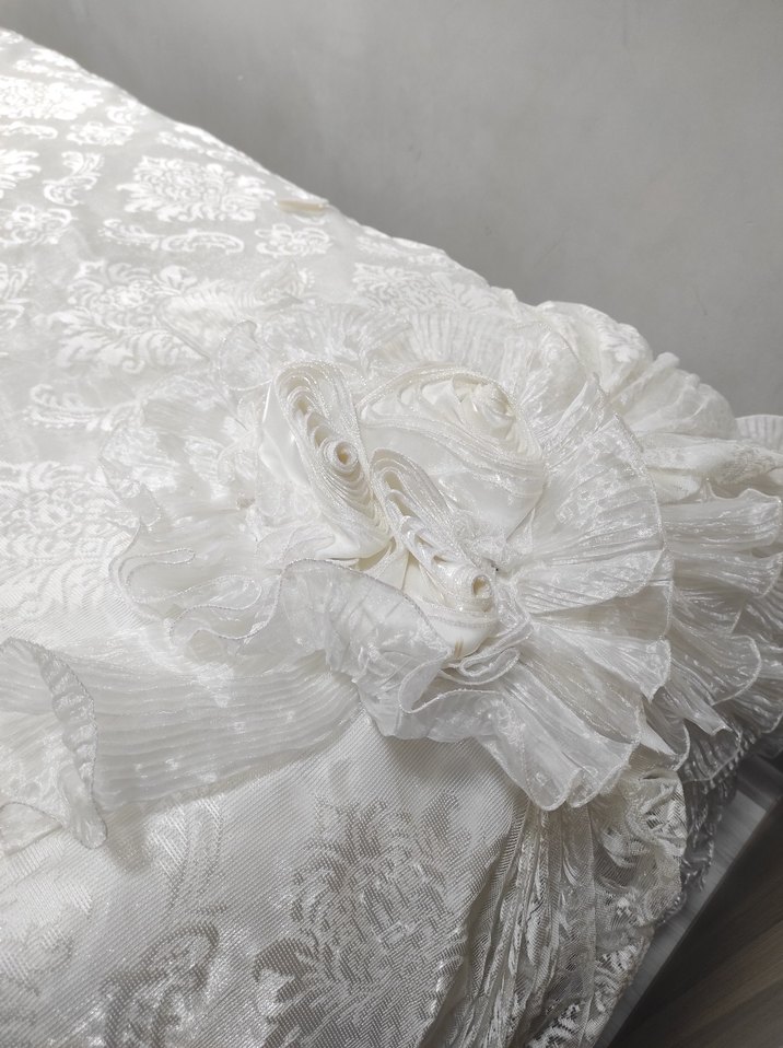 İşlemeli Beyaz Parlak Yatak Örtüsü - Görsel 4