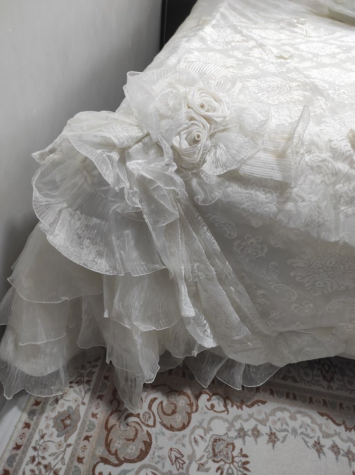 İşlemeli Beyaz Parlak Yatak Örtüsü - Görsel 3